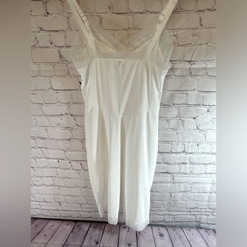 Vintage 70s Slip White Nylon Embroidered Sheer Trim Aristocraft 32B Small - Picture 3 of 8